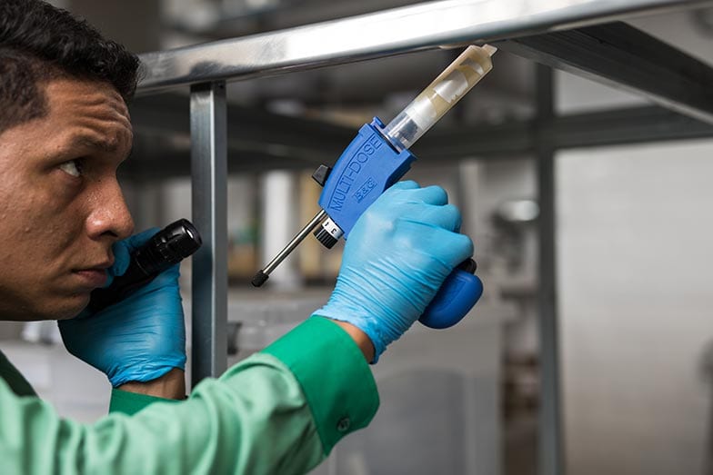 A aplicação em gel por empresa especializada é utilizada no controle de insetos e não requer a desocupação do local.
